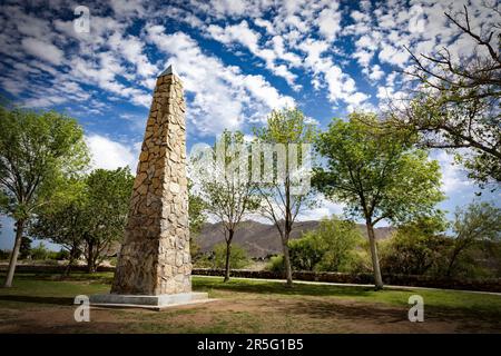 Un obelisco al Tom Lea Park Upper segna la punta meridionale delle Montagne Franklin della catena montuosa delle Montagne Rocciose a El Paso, Texas. Foto Stock