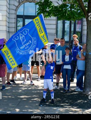 Liverpool, Regno Unito. 03rd giugno, 2023. I tifosi della squadra di calcio di Everton protestano fuori dal Royal Liver Building, Albert Docks. Jack Holland/Pathos Credit: Pathos Images/Alamy Live News Foto Stock