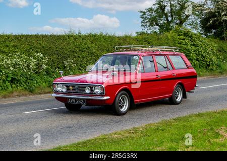 1970 70s anni Settanta Red Classic auto D'epoca FORD CORTINA, motori di ieri in rotta per Capesthorne Hall Vintage Collectors show, Cheshire, Regno Unito Foto Stock