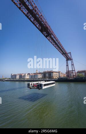 Portugalete, Spagna - 16 aprile 2022: Il ponte sospeso Bizkaia (Puente de Vizcaya) a Portugalete, Spagna. Il ponte che attraversa il Nerv Foto Stock