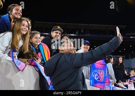 San Diego, California, Stati Uniti. 26th maggio, 2023. Il centrocampista Portland Thorns Crystal Dunn (19) prende un selfie con i tifosi dopo una partita di calcio NWSL tra le spine Portland e il San Diego Wave FC allo Snapdragon Stadium di San Diego, California. Justin fine/CSM(Credit Image: © Justin fine/Cal Sport Media). Credit: csm/Alamy Live News Foto Stock