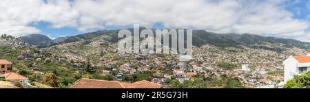 Isola di Madeira Portogallo - 04 21 2023: Vista panoramica completa delle alte terre della città di Funchal e Camara de Lobos, montagne come sfondo, sul is Foto Stock