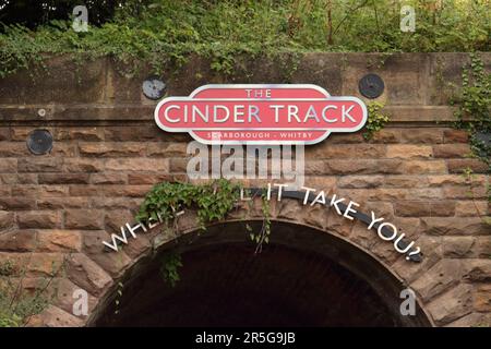 Firma su un ponte all'ingresso del sentiero pubblico Cinder Track e della pista ciclabile di Whitby Foto Stock