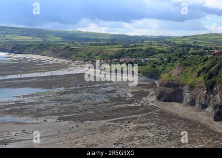 Vista delle scogliere e del mare dal percorso costiero tra Whitby e Robin Hoods Bay in un giorno d'estate Foto Stock