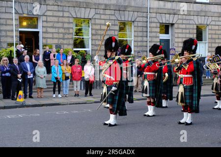 Edimburgo, Scozia, Regno Unito. 3rd giugno 2023. Parte delle celebrazioni per l'incoronazione, il Royal Scots Club ha organizzato una ritirata sul posto di Abercromby nella città nuova questa sera. Eseguita dalla band di ottoni Royal Regiment of Scotland, la cerimonia deriva dai primi anni di guerra quando il battimento dei tamburi e la parata delle Guardie annunciarono la chiusura dei cancelli del campo e l'abbassamento delle bandiere. Credit: Craig Brown/Alamy Live News Foto Stock