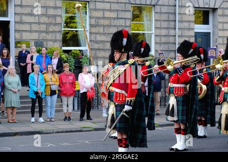 Edimburgo, Scozia, Regno Unito. 3rd giugno 2023. Parte delle celebrazioni per l'incoronazione, il Royal Scots Club ha organizzato una ritirata sul posto di Abercromby nella città nuova questa sera. Eseguita dalla band di ottoni Royal Regiment of Scotland, la cerimonia deriva dai primi anni di guerra quando il battimento dei tamburi e la parata delle Guardie annunciarono la chiusura dei cancelli del campo e l'abbassamento delle bandiere. Credit: Craig Brown/Alamy Live News Foto Stock