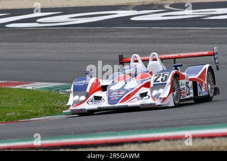 Scarperia, 2 aprile 2023: MG-Lola EX264° anno 2005 in azione durante il Mugello Classic 2023 sul circuito del Mugello in Italia. Foto Stock