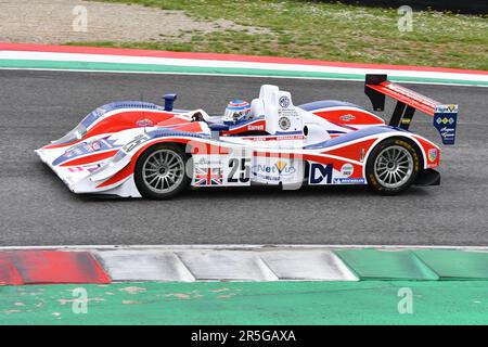 Scarperia, 2 aprile 2023: MG-Lola EX264° anno 2005 in azione durante il Mugello Classic 2023 sul circuito del Mugello in Italia. Foto Stock