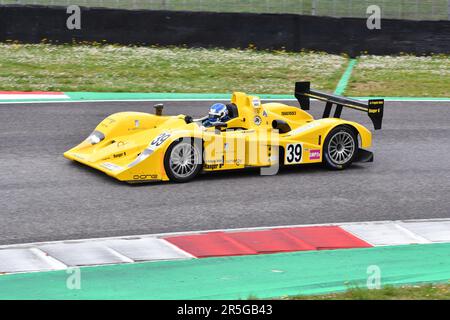 Scarperia, 2 aprile 2023: MG-Lola EX264° anno 2005 in azione durante il Mugello Classic 2023 sul circuito del Mugello in Italia. Foto Stock