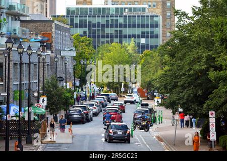 Traffico automobilistico e pedoni su Lower Water Street nel centro di Halifax, Nuova Scozia, Canada Foto Stock
