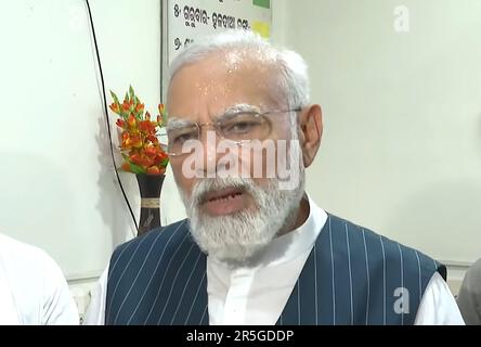 Odisha, India. 03rd giugno, 2023. Il primo ministro indiano Narendra modi visita i passeggeri feriti dell'incidente ferroviario, a Cuttack, ad Odisha, in India, il 3 giugno 2023. Almeno 290 persone uccise nell'incidente che ha coinvolto tre treni nel peggiore disastro ferroviario del paese in 20 anni, ha dichiarato un funzionario indiano. Photo by Press Information Bureau (PIB)/ Credit: UPI/Alamy Live News Foto Stock