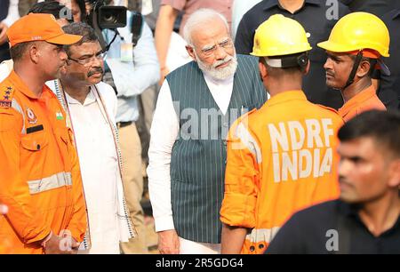 Odisha, India. 03rd giugno, 2023. Il primo ministro indiano Narendra modi parla con i membri della squadra di salvataggio mentre ispeziona un relitto di trasporto di una collisione di tre treni, nello stato orientale indiano di Odisha, in india, il 3 giugno 2023. Almeno 290 persone uccise nell'incidente che ha coinvolto tre treni nel peggiore disastro ferroviario del paese in 20 anni, ha dichiarato un funzionario indiano. Photo by Press Information Bureau (PIB)/ Credit: UPI/Alamy Live News Foto Stock