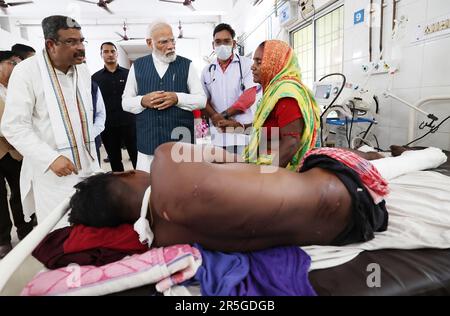 Odisha, India. 03rd giugno, 2023. Il primo ministro indiano Narendra modi visita i passeggeri feriti dell'incidente ferroviario, a Cuttack, ad Odisha, in India, il 3 giugno 2023. Almeno 290 persone uccise nell'incidente che ha coinvolto tre treni nel peggiore disastro ferroviario del paese in 20 anni, ha dichiarato un funzionario indiano. Photo by Press Information Bureau (PIB)/ Credit: UPI/Alamy Live News Foto Stock