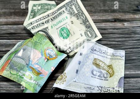Corrugato, sbriciolato Arabia Saudita, Kuwaiti mezzo dinaro denaro 20 SAR venti riyals, 1 un dollaro americano in contanti, inflazione di denaro e perdere valore, goccia con Foto Stock