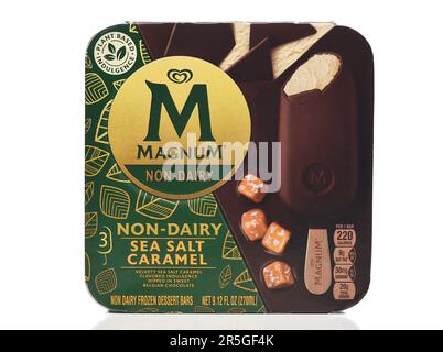 IRIVNE, CALIFORNIA - 02 giugno 20223: Una scatola Magnum non-Dairy Sea Salt Caramel dessert bar. Foto Stock