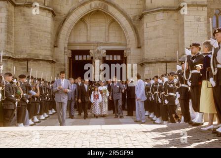 IL RE SVEDESE CARL XVI GUSTAF e la regina Silvia insieme alla principessa della corona Victoria lasciano la cattedrale di Skara dopo un servizio giubilare durante i 1000 anni di celebrazione della città Foto Stock