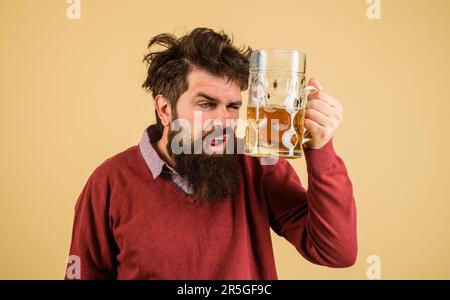 Oktoberfest festival. Barbuto uomo che beve birra alla spina artigianale. Ubriaco uomo bearded con tazza di birra. Alcol, birreria. Cattive abitudini. Alcolismo. Birra Foto Stock