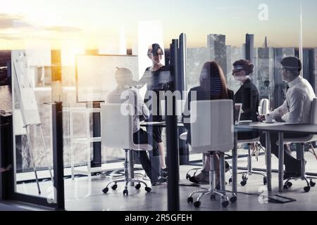 Conquistare la città dalla sala riunioni. una riunione aziendale sovrapposta a un paesaggio urbano. Foto Stock