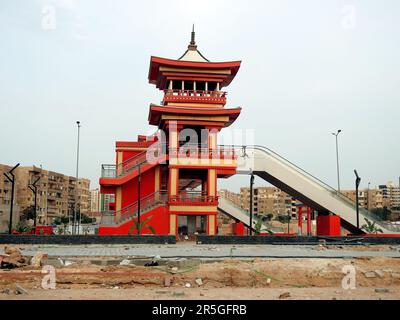 Cairo, Egitto, 30 2023 maggio: Asse Shinzo Abe pattuglia autostrada in Egitto con un ponte pedonale finito in tradizionale stile architettonico giapponese, il Foto Stock