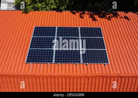 Pannelli solari installati sul tetto della casa, vista aerea. Foto Stock