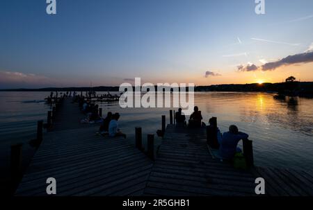 Percha, Germania. 03rd giugno, 2023. Le persone che si godono il bel tempo e il tramonto su un molo al Lago Starnberg. Credit: Sven Hoppe/dpa/Alamy Live News Foto Stock