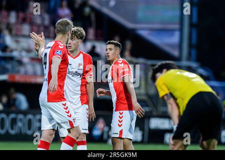 EMMEN - (lr) Jeroen Veldmate di FC Emmen, Ole Romeny di FC Emmen, Jasin Amin Assehnoun di FC Emmen, Anselmo Garcia Mac Nulty di NAC Breda durante la partita di promozione/retrocessione tra FC Emmen e NAC Breda a De Oude Meerdijk il 3 giugno 2023 a Emmen, Paesi Bassi. LASKER ANP COR Foto Stock
