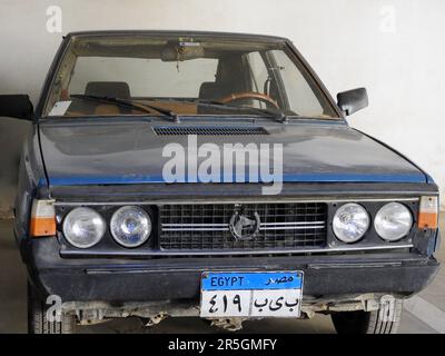 Cairo, Egitto, maggio 27 2023: Una vecchia auto d'epoca retro FIAT Polonez in un garage con nuovi numeri di targa egiziana, fuoco selettivo della vecchia epoca retrò Foto Stock