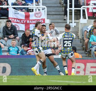 St James Park, Newcastle, Regno Unito. 3rd giugno, 2023. Betfred Super League Magic Weekend Rugby League, Leeds Rhinos contro Castleford Tigers; Leeds Rhinos Rhyse Martin celebra con Cameron Smith e James Donaldson dopo aver fatto una prova nel 44th minuto per 16-10 credito: Action Plus Sports/Alamy Live News Foto Stock