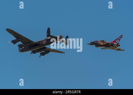 BBMF Lancaster Bomber e Typhoon in occasione della Battle of Britain Memorial Flight 2023 al Midlands Air Festival 2023 Foto Stock