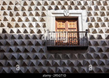 La Casa de los Picos, storico edificio rinascimentale a Segovia, Spagna, con caratteristica facciata di blocchi di granito intagliato in rilievo a forma di piramide Foto Stock