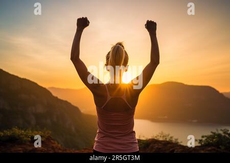 forte motivata donna che celebra gli obiettivi di allenamento verso il sole Foto Stock