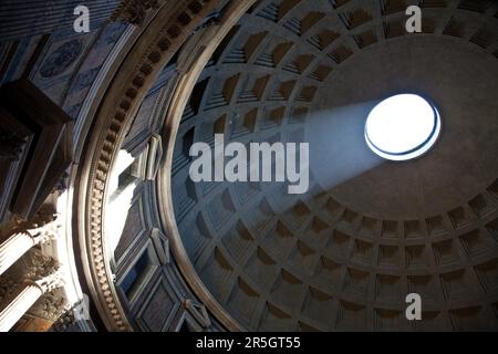 Interno del Pantheon di Roma con il famoso raggio di luce dall'alto Foto Stock