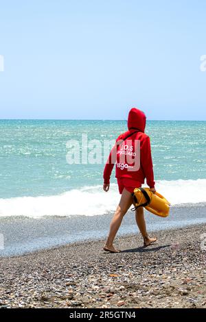 TORREMOLINOS, SPAGNA - 28 MAGGIO 2023: Bagnino sulla spiaggia di Torremolinos, Spagna il 28 maggio 2023 Foto Stock