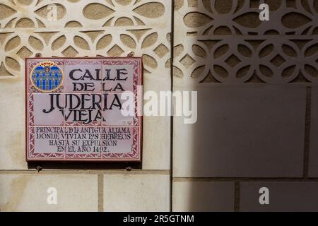 Segovia, Spagna, 03.10.21. Calle de la Judeira Vieja (Old Jewish Quarter Street) colorato segno di piastrelle su un muro di pietra, strada nel quartiere ebraico. Foto Stock