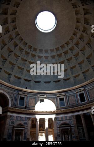 Interno del Pantheon di Roma con il famoso raggio di luce dall'alto Foto Stock