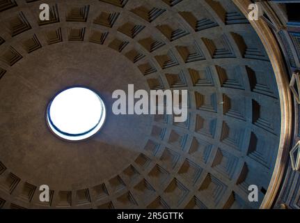 Interno del Pantheon di Roma con il famoso raggio di luce dall'alto Foto Stock