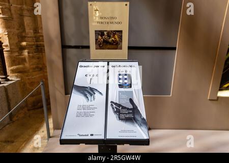 Segovia, Spagna, 03.10.21. Terminale per il pagamento delle donazioni nella Cattedrale di Segovia che consente ai credenti di donare senza contanti, moderno servizio di donazione. Foto Stock