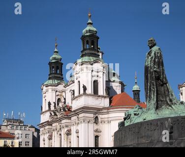 Città vecchia di Praga: St Chiesa di Nicholas e Monumento di Jan Hus Foto Stock