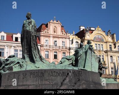 Centro storico di Praga: Monumento Jan Hus e facciate Art Nouveau Foto Stock