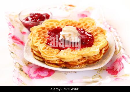 Cialde fresche con confettura di fragole e panna montata Foto Stock
