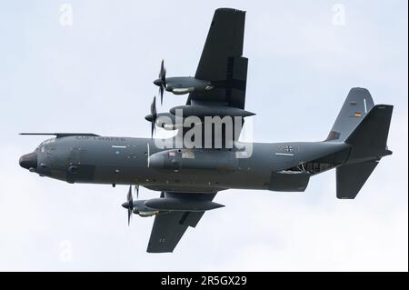 Un velivolo da trasporto militare Lockheed Martin C-130J Super Hercules dell'Aeronautica militare tedesca e dello Squadrone articolare tattico franco-tedesco. Foto Stock