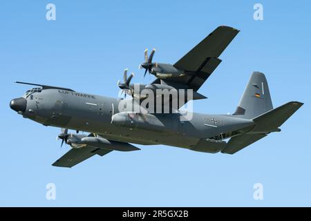 Un velivolo da trasporto militare Lockheed Martin C-130J Super Hercules dell'Aeronautica militare tedesca e dello Squadrone articolare tattico franco-tedesco. Foto Stock