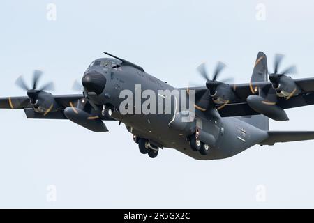 Un velivolo da trasporto militare Lockheed Martin C-130J Super Hercules dell'Aeronautica militare tedesca e dello Squadrone articolare tattico franco-tedesco. Foto Stock