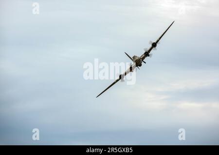 Memphis Belle Boeing B 17 Bomber volare su Shoreham Airfield Foto Stock