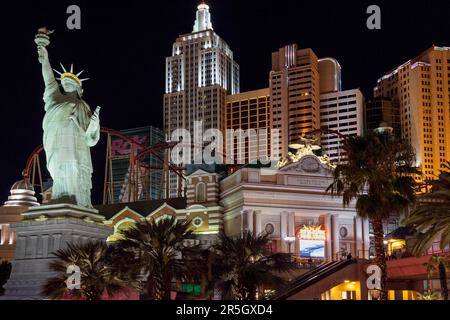 Replica la statua della libertà di notte a Las Vegas Foto Stock