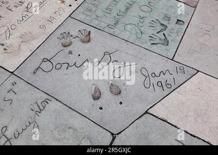 HOLLYWOOD, CALIFORNIA, USA - LUGLIO 29 : Doris Day firma e stampe a mano a Hollywood il 29 luglio 2011 Foto Stock