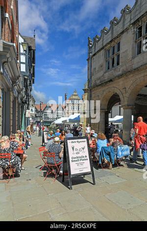 Si trova all'esterno dell'Old Market Hall e del mercato all'aperto in Market Square e Shrewsbury Square nel centro della città, Shrewsbury, Shropshire, Inghilterra, Regno Unito Foto Stock