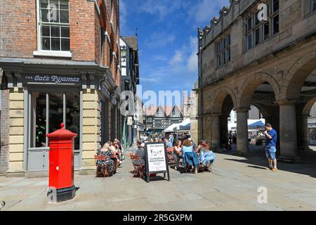 Si trova all'esterno dell'Old Market Hall e del mercato all'aperto in Market Square e Shrewsbury Square nel centro della città, Shrewsbury, Shropshire, Inghilterra, Regno Unito Foto Stock