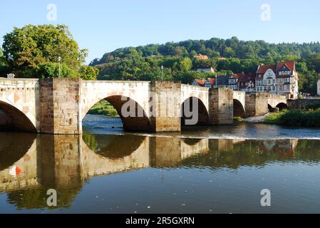 Ponte storico in Hannoversch Muenden Germania attraverso il fiume Werra Foto Stock
