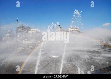 Stachus fontana a Monaco di Baviera con vista sul Palazzo di Giustizia Foto Stock